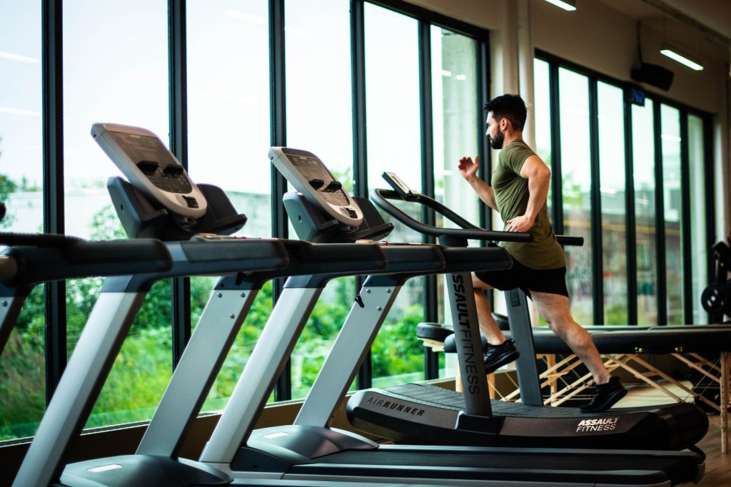 Espaço de treino com barras e paralelas